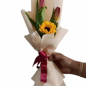 Tulipanes y girasol