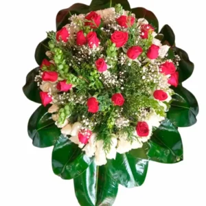 Lágrima con rosas rojas y blancas