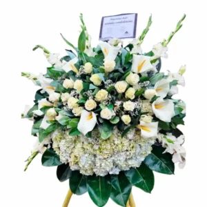 Corona con flores blancas